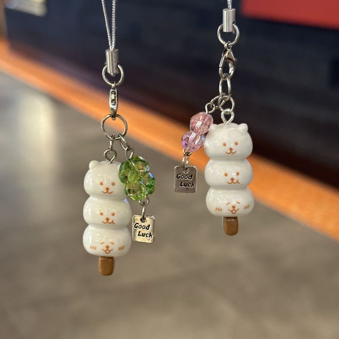 Zabawne zawieszki do telefonu  – Resin Art Alphabet recenzja i cena