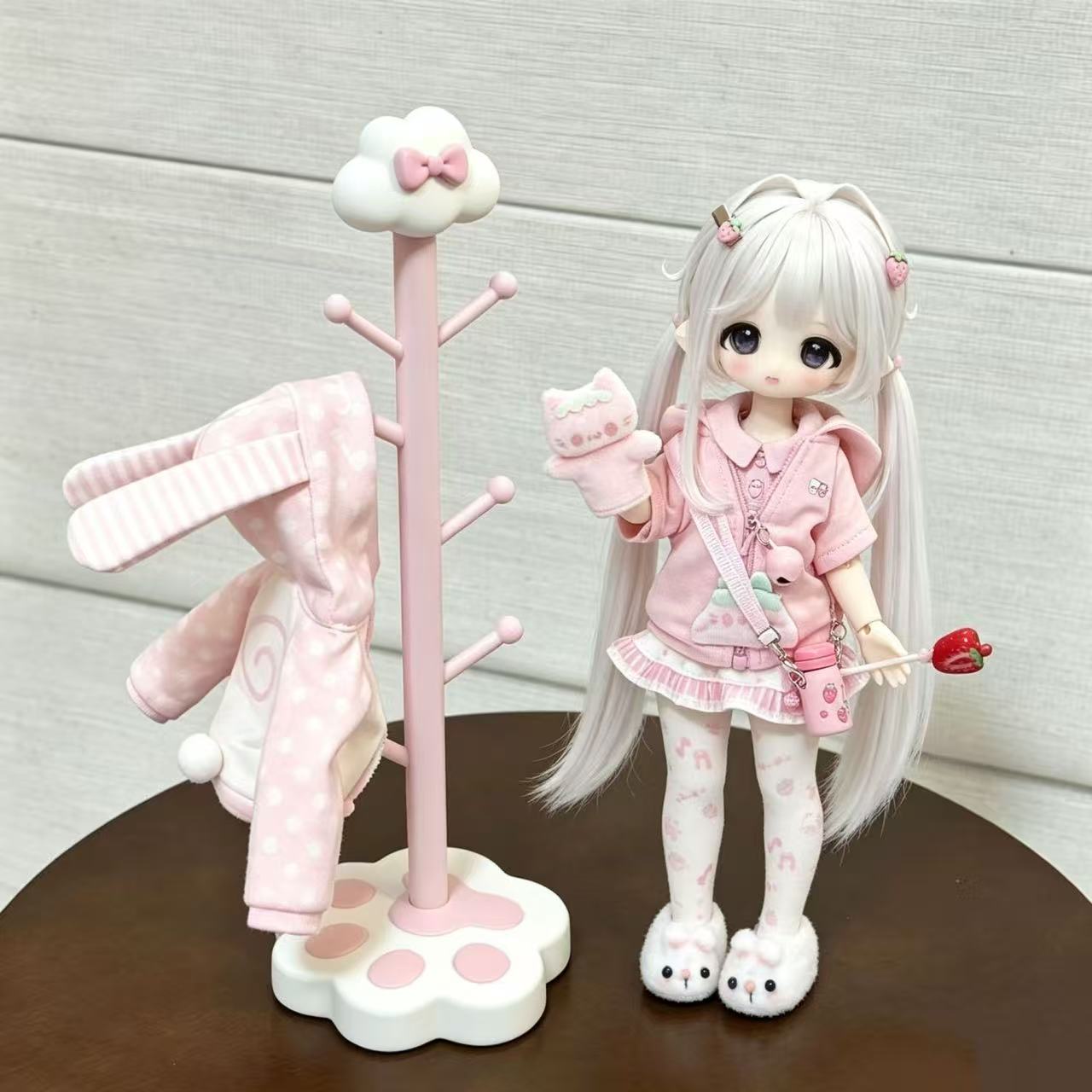 Uroczy stojący wieszak na ubra – Resin Art Baby recenzja i cena